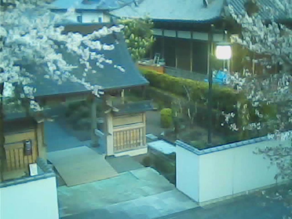 本種坊門前北西より南東向きに俯瞰　右上には石之坊本堂裏